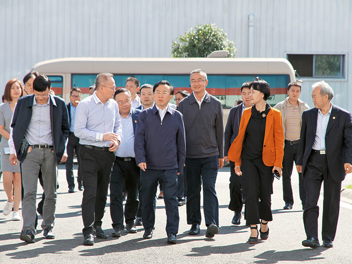  2018年成都市委常委、常務副市長謝瑞武帶隊蒞臨新筑股份，實地調研內嵌式中低速磁浮系統(tǒng)